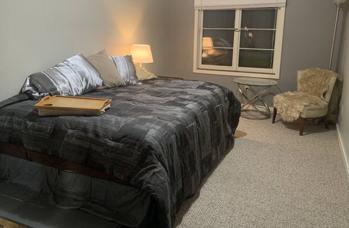 Murphysboro Apartment | 2br Guest Suite In Town on 4 Acre Private Estate