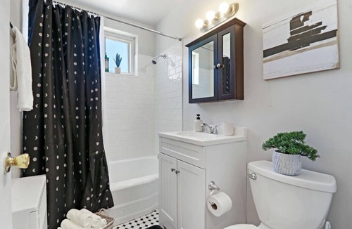 West Ridge Apartment | 2BR Modern & Comfy Apt in Rogers Park near Dining!