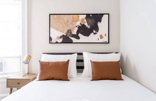 Ravenswood Apartment | 2BR Radiant Urban Apt