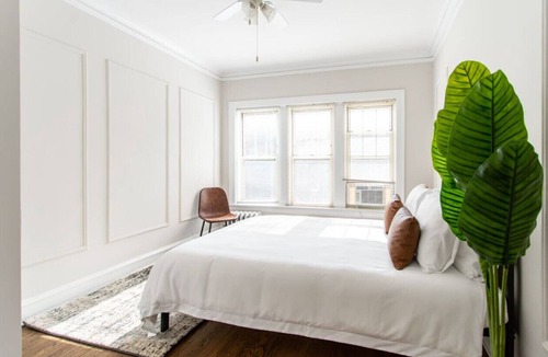 Ravenswood Apartment | 2BR Radiant Urban Apt