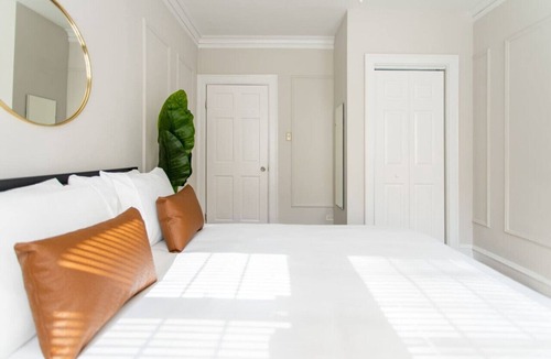 Ravenswood Apartment | 2BR Radiant Urban Apt