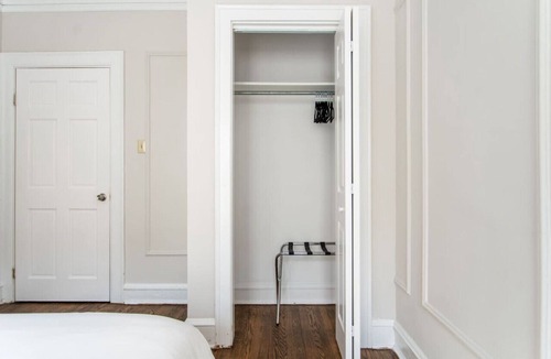 Ravenswood Apartment | 2BR Radiant Urban Apt