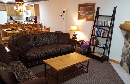 Oglesby Villa | 2BR Rustic Villa Retreat Next to Starved Rock State Park