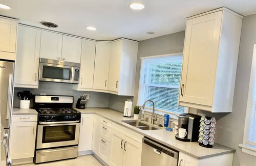 Mundelein House | 2br w/KING Bed, 20min to Great Lakes Naval Base