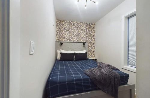 West Town Apartment | 2BR with Onsite Parking and Laundry Just 4 Min to Downtown