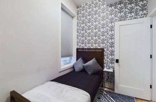 West Town Apartment | 2BR with Onsite Parking and Laundry Just 4 Min to Downtown