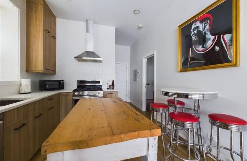 West Town Apartment | 2BR with Onsite Parking and Laundry Just 4 Min to Downtown