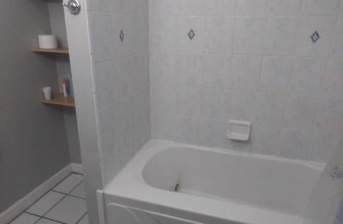 Oak Park House | 2nd floor unit w/ 2 bedrooms/ 1 bath/ kitchen a gym and a deck