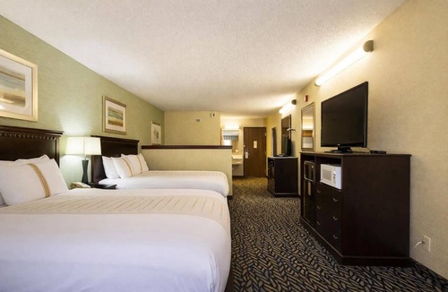 Devils Lake Hotel | 3 Accommodations near Quentin Burdick Sports Arena | Pool Access & Free Parking