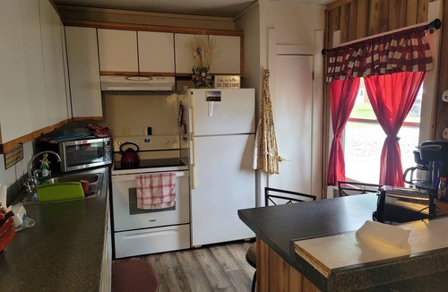 Johnston City Cottage | 3 Bdr Getaway Hunters, Fishermen, Racers Vendors parking for your equipment!n