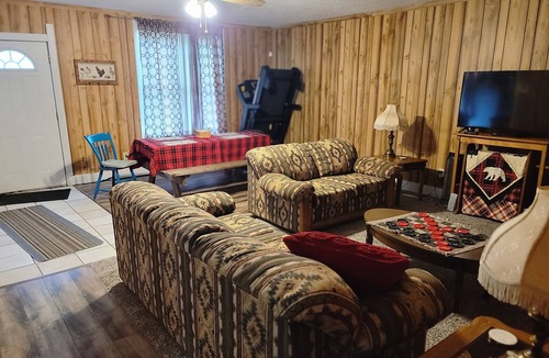 Johnston City Cottage | 3 Bdr Getaway Hunters, Fishermen, Racers Vendors parking for your equipment!n