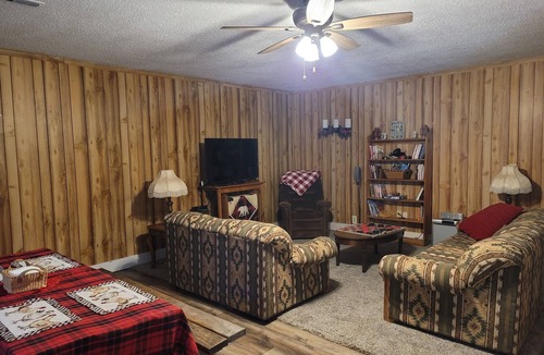 Johnston City Cottage | 3 Bdr Getaway Hunters, Fishermen, Racers Vendors parking for your equipment!n