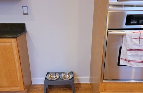 Skokie House | 3 Bedroom, 1.5 Bath in The Heart Of Skokie, 4 Seasons Porch and Pet-Friendly