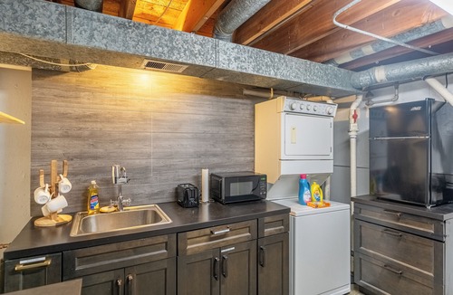 Bartlett Apartment | 3-bedroom apartment in awesome Bartlett with WiFi, AC