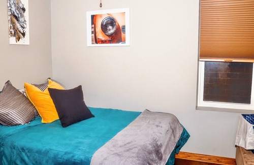 East Garfield Park Apartment | 3-bedroom apartment in Chicago Medical District, 5 mins from United Center