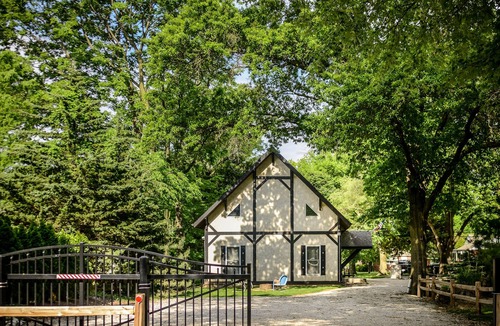 Waterloo Ski Chalet | 3 Bedroom Chalet, Hot Tub, Fireplace. Walk to Town.