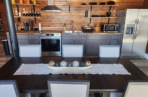 Carlyle Apartment | 3-Bedroom Downtown apartment with Game Room