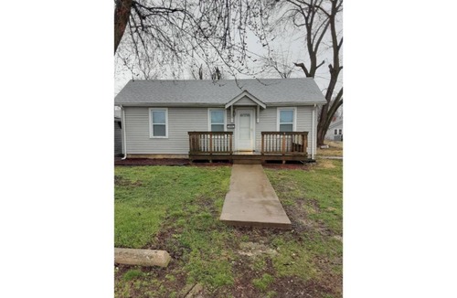 Jerseyville House | 3 Bedroom Home Away From Home