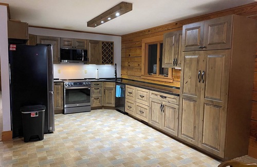 Vienna House | 3 Bedroom Log Home located near Vienna Illinois ~ NO CLEANING FEE ~
