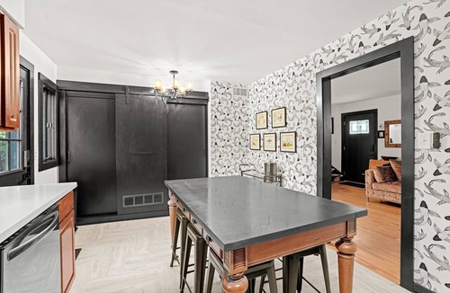 Willowbrook House | 3 Bedroom+Office-Huge Sofa-Chic Decor-Garden-5 TVs-25min to Midway or O'Hare