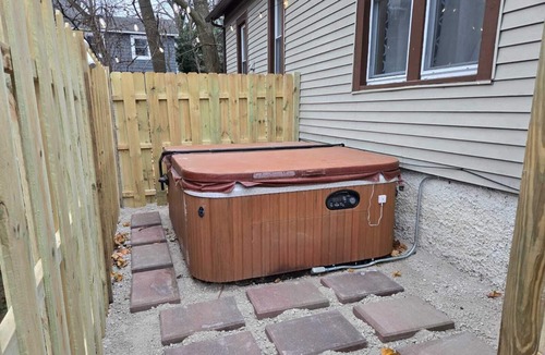Woodstock House | 3 BR with Hot Tub & Arcade Games in DT Woodstock Square