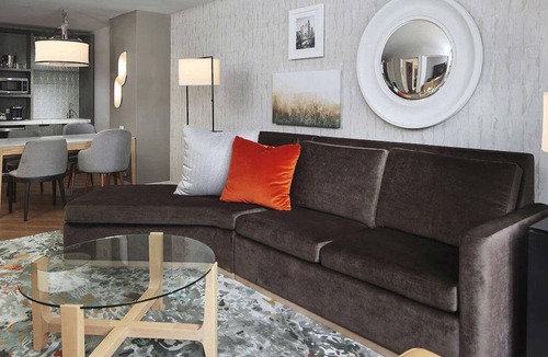 Streeterville House | 3 Classy Units! Outdoor Pool, Parking, Close to Art Institute of Chicago