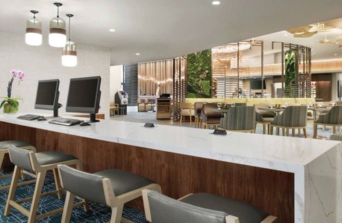 Streeterville House | 3 Classy Units! Outdoor Pool, Parking, Close to Art Institute of Chicago