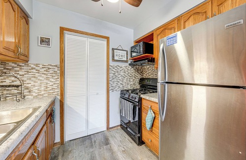 Country Club Hills Condo | 3 Mi to Credit Union 1 Amphitheatre: Suburban Stay