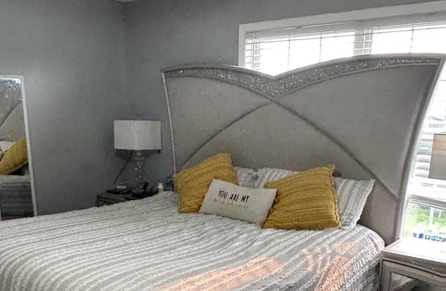 Charleston House | 3 miles away from Lake Charleston, and 4 minutes away from the E.I.U,