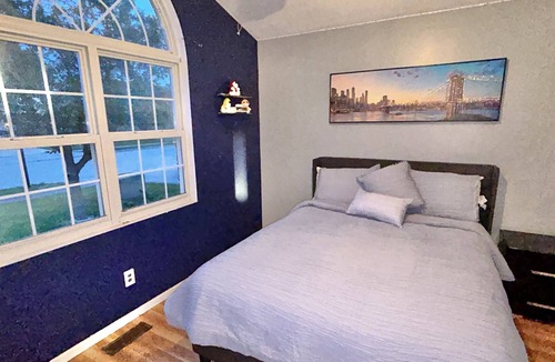 Charleston House | 3 miles away from Lake Charleston, and 4 minutes away from the E.I.U,