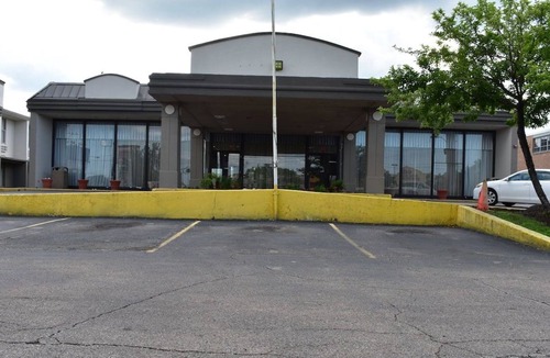 Melrose Park House | 3 Pet-friendly Units, Near Fashion Outlets Chicago/Cernan Earth and Space Center
