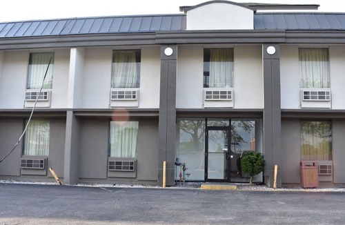 Melrose Park House | 3 Pet-friendly Units, Near Fashion Outlets Chicago/Cernan Earth and Space Center