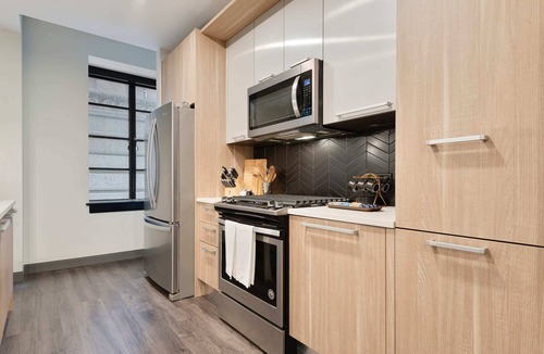 Downtown Chicago Apartment | 3 Prime 2BR Units + Ideal Business Retreat