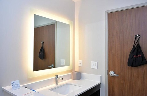 Bensenville Hotel | 3-Star Hotel ∙ Holiday Inn Express & Suites - Bensenville - O'Hare, an IHG Hotel