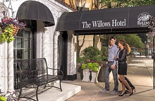 Lake View East Hotel | 3-Star Hotel ∙ The Willows Hotel