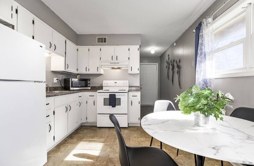 Independence House | 30 days minimum 2b1b Spacious unit near downtown/stadiums in independence MO