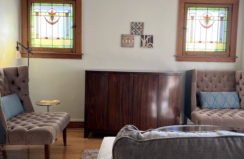 Little Village Apartment | 31+Day Stay. 20 min Drive to Midway, South Loop, Beach, & Museums.