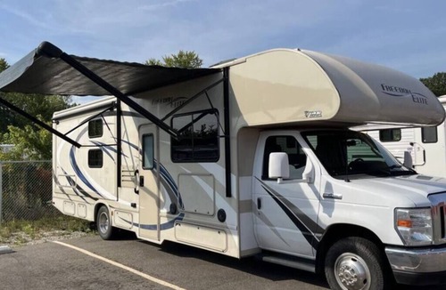Springfield House | 32 ft Motorhome Sleeps 10!