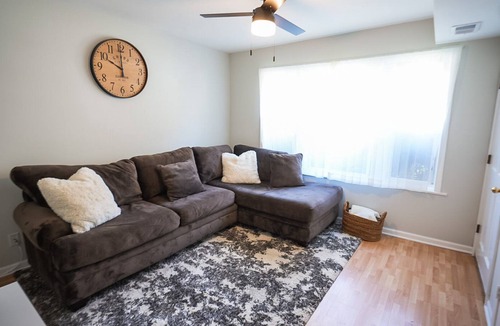 Berwyn Apartment | 3B Condo - Easy Access to Downtown Chicago w/ Backyard - Pet Friendly!