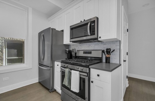 West Town Condo | 3BD West Town Gem: Explore the Windy City in Style