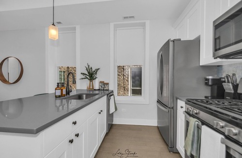 West Town Condo | 3BD West Town Gem: Explore the Windy City in Style