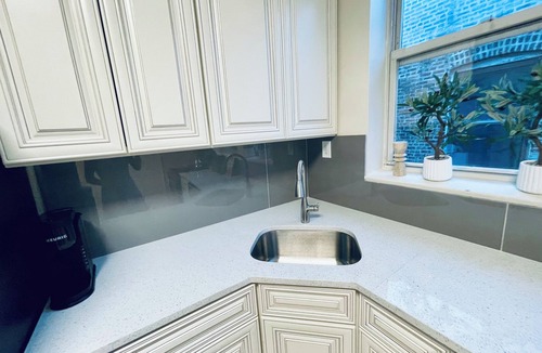 Hyde Park Apartment | 3bed/2bath Penthouse style Apt. W/fitness room & office 14 min to DT Chicago