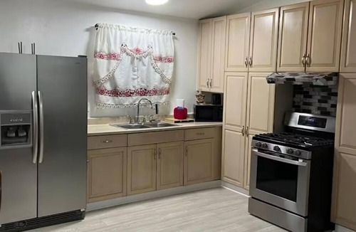 Waukegan Apartment | 3BR Apartment, Split level house, in Waukegan, 7min. to The Naval Base with WiFi