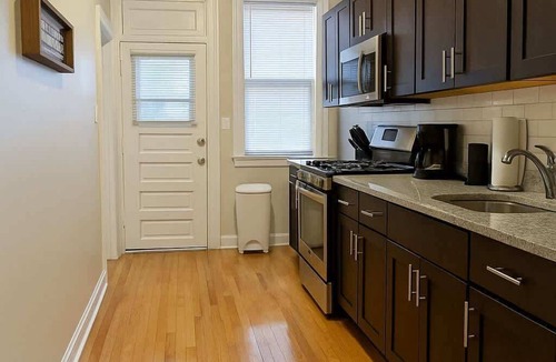 Rogers Park Apartment | 3BR Spacious Apartment in Chicago