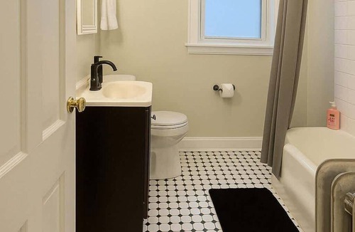 Rogers Park Apartment | 3BR Spacious Apartment in Chicago