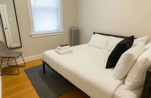Rogers Park Apartment | 3BR Spacious Apartment in Chicago