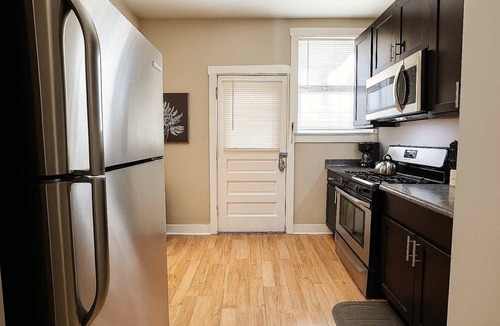 Rogers Park Apartment | 3BR Sunny & Cozy Unit