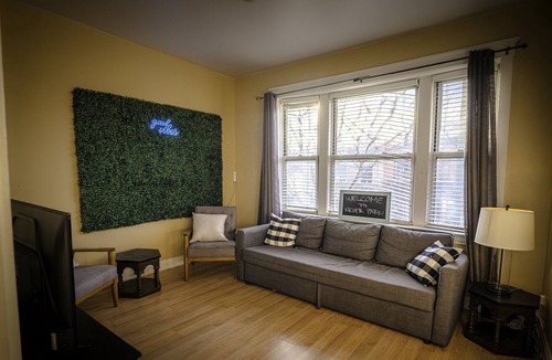 Pulaski Park Apartment | 4 BDRM Stay in the heart of Wicker Park