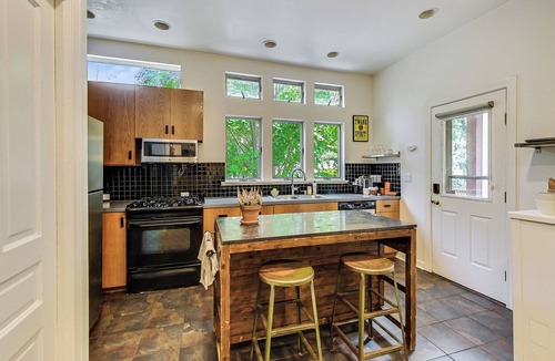 Oak Park House | 4-bedroom townhome in Frank Lloyd Wright District-FREE PARKING, Patio, Yard