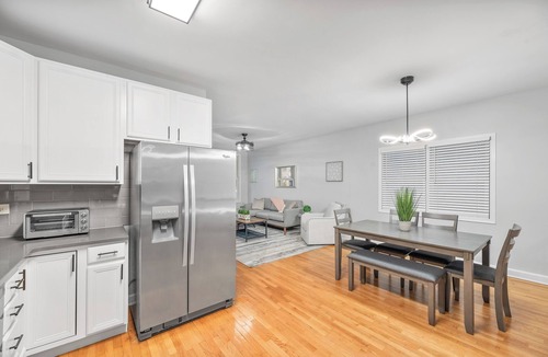 West Town Apartment | 4 br/3ba, Great for Large Groups, Garage Parking. Spacious and updated!